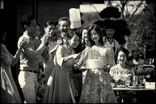 봉준호 감독의 영화 ‘기생충’ 흑백판이 29일 개봉한다. 국내외 흥행은 물론 칸 황금종려상과 미국 아카데미상 4관왕 등 해외 
호평에 힘입은 것이다. 봉 감독은 2009년 ‘마더’에 이어 흑백 버전의 ‘번외편’으로 새로운 볼거리를 선사하게 됐다. 사진제공｜CJ엔터테인먼트