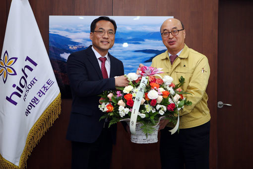 플라워 버킷 챌린지에 참여한 문태곤 강원랜드 대표이사(오른쪽)가 28일 이상익 동부산림청장에게 꽃바구니를 전달하고 있다. 사진제공|강원랜드