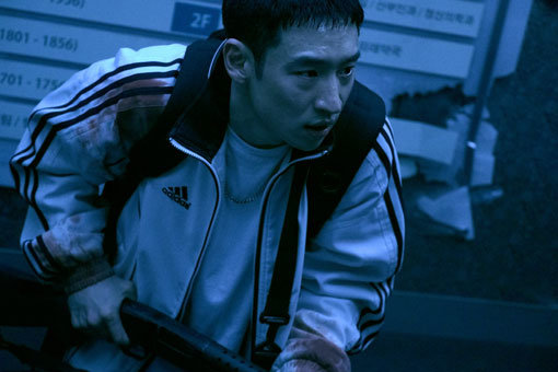 한탕을 꿈꾸는 허망한 청춘을 연기한 ‘사냥의 시간’ 속 이제훈. 사진제공｜넷플릭스