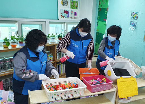 부천자생한방병원 임직원과 부천자생봉사단원 봉사자들이 경기도 부천시 소재 지역아동센터를 찾아 방역활동을 실시하고 있다. 사진제공|자생의료재단