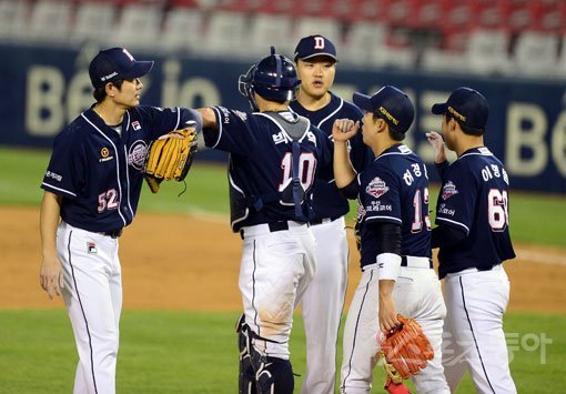 신한은행이 출시한 KBO리그 예·적금 상품의 가입자는 자신이 선택한 팀의 한국시리즈 우승 시 최고 0.1%의 우대금리혜택을 
받는다. 4월까지 총 1만8712좌가 팔린 올해 예금 현황에서 두산을 택한 비율은 72.5%(1만3564좌)에 달한다. 6일 잠실
 LG전에서 승리한 뒤 기뻐하는 두산 선수들. 잠실｜김종원 기자 won@donga.com