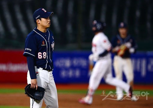 13일 부산 사직야구장에서 ‘2020 신한은행 SOL KBO리그‘ 롯데 자이언츠와 두산 베어스의 경기가 열렸다. 9회말 무사에서 롯데 민병헌에게 끝내기 홈런을 허용한 두산 마무리 이형범이 아쉬워하고 있다. 부산｜김민성 기자 marineboy@donga.com