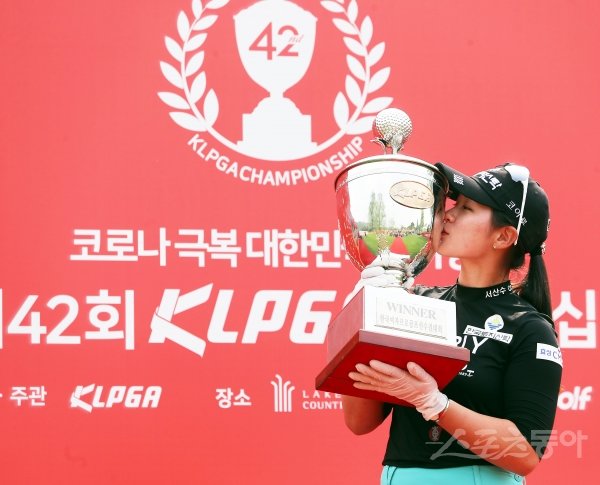 17일 경기도 양주 레이크우드 컨트리클럽에서 제42회 KLPGA 챔피언십 4라운드가 열렸다. 박현경이 17언더파 271타로 생애 첫 우승을 달성한 뒤 우승 트로피에 키스하고 있다.

양주 | 주현희 기자 teth1147@donga.com