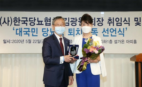 김광원 한국당뇨협회장(왼쪽)과 정영희 한국허벌라이프 대표이사.