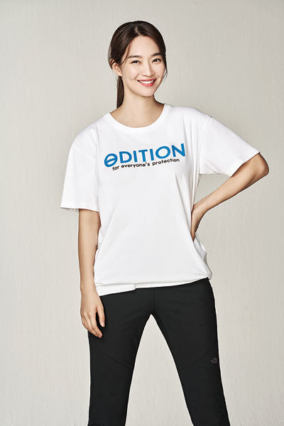 신종 코로나바이러스 감염증으로 전 세계가 고통을 겪고 있는 가운데 아웃도어 브랜드들이 착한 소비와 기부를 통한 선한 영향력을 전하고 있다. 에디션 티셔츠를 착용한 노스페이스 홍보대사 신민아. 사진제공｜노스페이스