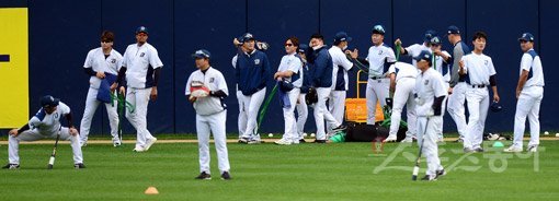 경기 전 훈련중인 NC 선수단. 스포츠동아DB