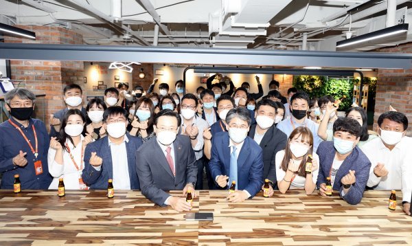 제주항공 김이배 신임대표(앞줄 왼쪽에서 4번째)가 1일 제주항공 스마트오피스에서 경영본부장 김재천 부사장(앞줄 왼쪽에서 5번째) 등 임직원과 함께 비타민 음료를 나누며 취임 인사를 했다. 사진제공 | 제주항공