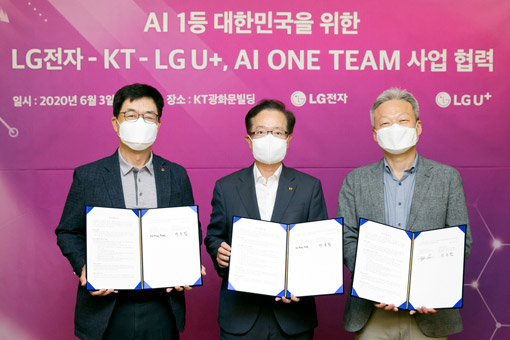 KT와 LG전자, LG유플러스는 3일 서울 종로 KT 광화문빌딩에서 ‘대한민국 AI 1등 국가를 위한 업무협약’ 조인식을 진행했다. 왼쪽부터 박일평 LG전자 CTO, 전홍범 KT AI/DX 융합사업본부장(부사장), 이상민 LG유플러스 FC부문장(부사장). 사진제공｜KT