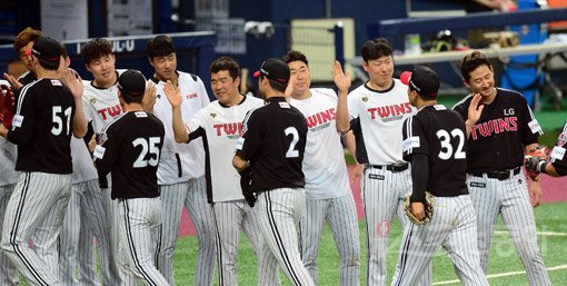 7일 서울 고척스카이돔에서 ‘2020 신한은행 SOL KBO 리그‘ LG 트윈스와 키움 히어로즈의 경기가 열렸다. 8-1 승리를 거두며 2연패에서 탈출한 LG 선수들이 하이파이브 하고 있다. 고척｜김종원 기자 won@donga.com