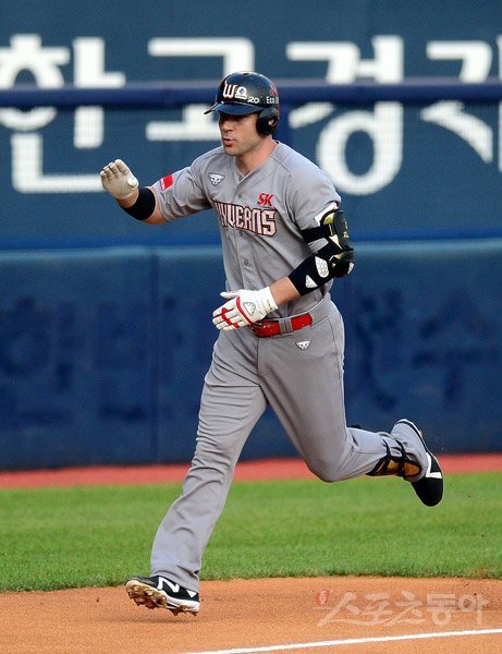 9일 서울 잠실야구장에서 ‘2020 신한은행 SOL KBO 리그‘ SK 와이번스와 LG 트윈스의 경기가 열렸다. 2회초 무사 SK 로맥이 장외 좌월 솔로 홈런을 날리고 그라운드를 돌며 하이파이브 하고 있다. 잠실｜김종원 기자 won@donga.com