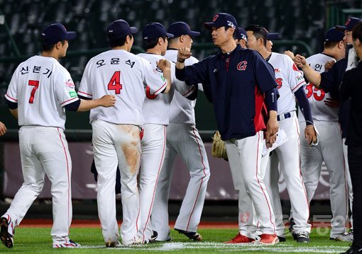 롯데 선수단과 허문회 감독. 스포츠동아DB
