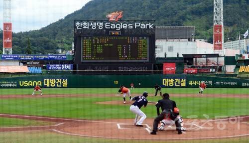 14일 대전 한화생명이글스파크에서 ‘2020 신한은행 SOL KBO 리그‘ 두산베어스와 한화이글스의 전날 우천으로 취소된 서스펜디드 경기가 열렸다. 대전 | 김종원 기자 won@donga.com