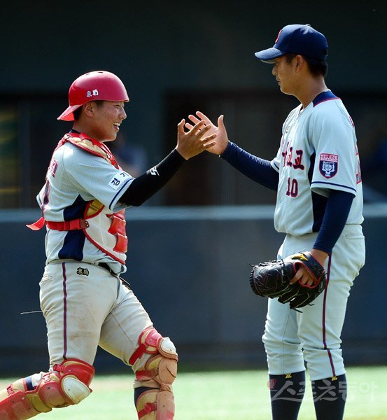 14일 서울 목동야구장에서 ‘제74회 황금사자기 전국고교야구대회 겸 주말리그 왕중왕전’ 부산고등학교와 파주 율곡고등학교의 경기가 열렸다. 율곡고가 부산고에 3-1로 승리를 거둔 뒤 투수 방동욱과 포수 김성빈이 기쁨을 나누고 있다. 목동 | 주현희 기자 teth1147@donga.com