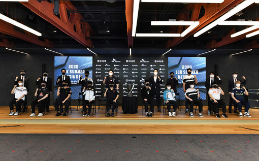 17일 서울 종로 롤파크에서 무관중 경기로 개막하는 ‘2020 우리은행 LoL 챔피언스 코리아’ 서머시즌을 앞두고 지난 시즌 
챔피언 T1을 비롯한 10개 참가팀이 12일 온라인으로 진행한 미디어데이에서 우승을 다짐하는 파이팅을 외쳤다. 
사진제공｜라이엇게임즈