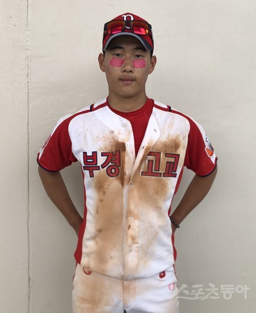 부경고 최태영이 17일 목동구장에서 열린 제74회 황금사자기 전국고교야구대회 강원고와 16강전 직후 인터뷰를 마치고 포즈를 취하고 있다. 목동 ｜ 강산 기자