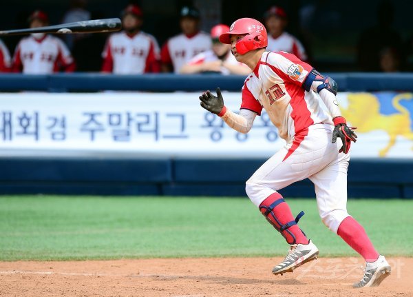 17일 서울 목동야구장에서 ‘제74회 황금사자기 전국고교야구대회 겸 주말리그 왕중왕전‘ 부경고와 강원고의 16강 경기가 열렸다. 연장 10회초 무사 만루에서 부경고 최태영이 2타점 적시타를 날리고 있다. 목동 | 김민성 기자 marineboy@donga.com