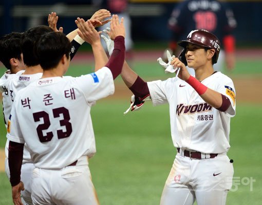 17일 서울 고척스카이돔에서 ‘2020 신한은행 SOL KBO 리그‘ 롯데 자이언츠와 키움 히어로즈의 경기가 열렸다. 9회말 1사 1,2루 키움 이정후가 끝내기 안타를 치고 팀 동료들의 축하를 받고 있다. 고척｜김종원 기자 won@donga.com