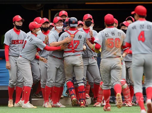 18일 서울 목동야구장에서 ‘제74회 황금사자기 전국고교야구대회 겸 주말리그 왕중왕전’ 대전고등학교와 마산고등학교의 8강 경기가 열렸다. 대전고가 마산고를 6-4로 승리를 거둔 뒤 선수들이 김성용과 기쁨을 나누고 있다. 목동｜주현희 기자 teth1147@donga.com
