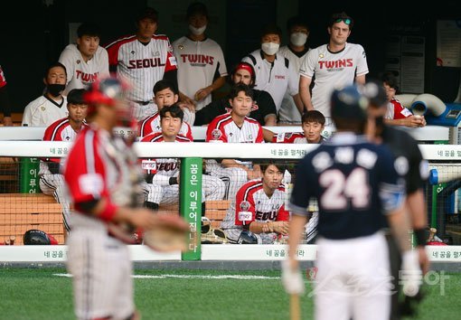 21일 서울 잠실야구장에서 ‘2020 신한은행 SOL KBO 리그‘ 두산 베어스와 LG 트윈스 경기가 열렸다. 5회초 2사 1,2루 두산 대타 오재원이 늦게 타석에 들어온 것에 대해 LG 선수들이 재촉하자 심판에게 항의하고 있다. 잠실｜김종원 기자 won@donga.com