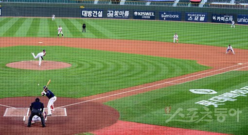 13일 부산 사직야구장에서 ‘2020 신한은행 SOL KBO리그‘ 롯데 자이언츠와 두산 베어스의 경기가 열렸다. 1회초 1사에서 두산 페르난데스가 타석에 들어서자 롯데 유격수 마차도가 2루 베이스에 붙어 수비 시프트를 펼치고 있다. 스포츠동아DB