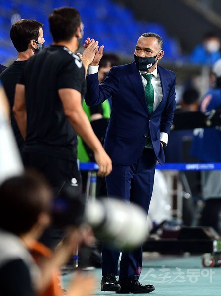 28일 울산 문수월드컵경기장에서 열린 ‘하나원큐 K리그1 2020‘ 울산 현대와 전북현대의 경기에서 전북이 울산에 2-0으로 승리한 뒤 모라이스 감독이 코치들과 기쁨을 나누고 있다. 울산|김민성 기자 marineboy@donga.com