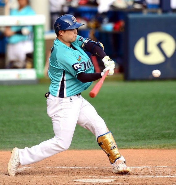 28일 서울 잠실야구장에서 ‘2020 신한은행 SOL KBO 리그‘ NC 다이노스와 두산 베어스의 경기가 열렸다. 5회초 1사 1,3루 NC 권희동이 좌월 스리런 홈런을 날리고 있다. 잠실|김종원 기자 won@donga.com