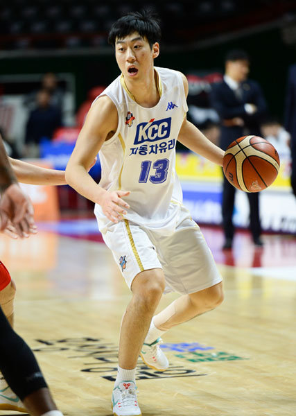 KCC 김지후는 최근 팀 훈련에서 가장 돋보이는 선수다. 훈련 하나하나에 놀라운 집중력을 발휘해 다음 시즌에 대한 기대감을 높이고 있다. 그를 바꾼 것은 바로 위기의식이다. 사진제공|KBL