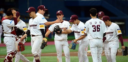 30일 서울 고척스카이돔에서 '2020 신한은행 SOL KBO 리그' 두산 베어스와 키움 히어로즈의 경기가 열렸다. 11-2 승리를 거두며 3연승을 달린 키움 선수들이 하이파이브 하고 있다. 고척｜김종원 기자 won@donga.com