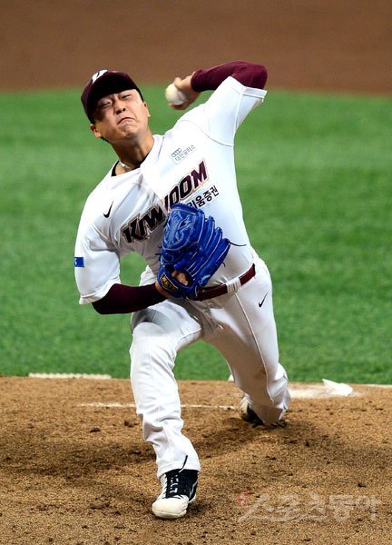 30일 서울 고척스카이돔에서 ‘2020 신한은행 SOL KBO 리그‘ 두산 베어스와 키움 히어로즈의 경기가 열렸다. 선발 투수로 등판한 키움 이승호가 역투하고 있다. 고척｜김종원 기자 won@donga.com