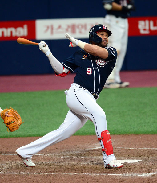 1일 서울 고척스카이돔에서 '2020 신한은행 SOL KBO 리그' 두산 베어스와 키움 히어로즈의 경기가 열렸다. 7회초 2사 2루 두산 페르난데스가 우중월 투런 홈런을 날리고 있다. 고척 | 김종원 기자 won@donga.com