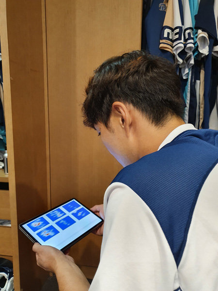 NC는 올 시즌에 앞서 선수단 전원에게 태블릿PC를 지급했다. 자신의 데이터에 쉽게 접근하도록 만든 배려다. 라커룸에서 NC의 데이터 프로그램 디-라커를 보고 있는 이상호. 사진제공｜NC 다이노스