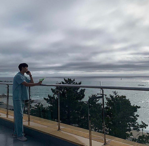 강원도 고성군 아야진 해변에서 드라마 촬영을 준비하고 있는 김수현. 사진출처|김수현 SNS