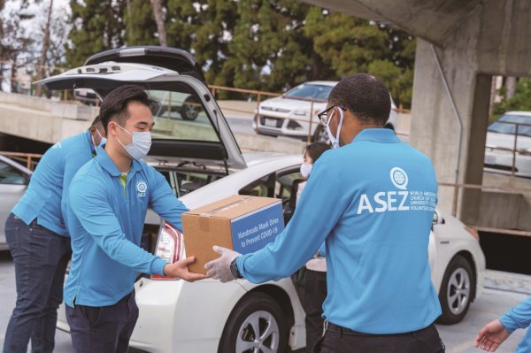 하나님의 교회 대학생봉사단 ASEZ가 미국 캘리포니아주 잉글우드 경찰서에 직접 만든 마스크를 전달하고 있다사진제공 ｜ 하나님의교회 세계복음선교협회