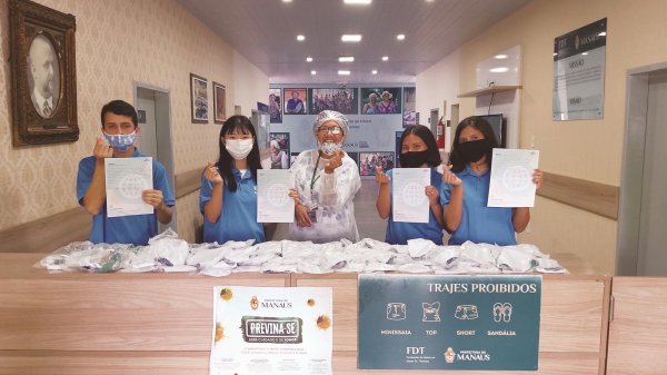 브라질 마나우스의 노인 요양원에 수제 마스크 100매를 편지와 함께 전달한 하나님의 교회 대학생들.사진제공 ｜ 하나님의교회 세계복음선교협회