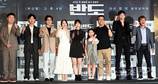 여름 기대작 ‘반도’의 주역들이 9일 오후 서울 용산구 CGV용산아이파크몰에서 열린 시사회에서 포즈를 취하고 있다. 이들은 
2016년 1000만 영화 ‘부산행’에 이어 흥행을 노린다. 왼쪽부터 배우 김민재·김도윤·구교환·이정현·이레·이예원·연출자 연상호
 감독·강동원·권해효. 김종원 기자 won@donga.com