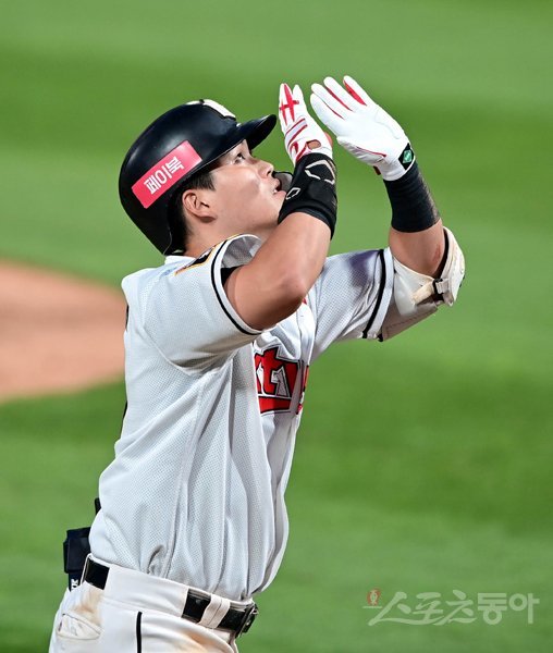 ‘내가 배리치다!’ KT 배정대는 올 시즌 리그 야수들 중 가장 많은 수비이닝을 소화했지만 3할대 고타율을 유지하며 팀 공수에서
모두 중심이 됐다. 넓은 수비범위에 든든한 타격능력이 더해지니 팬들은 크리스티안 옐리치(밀워키)에서 딴 ‘배리치’란 별명을
지어줬다. 스포츠동아DB