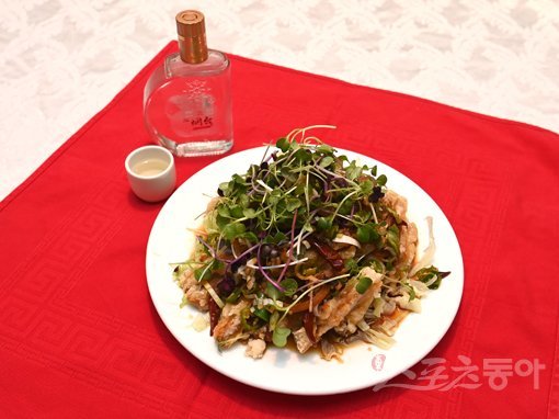 바삭하고 매콤한 유린기는 비 오는 날에 특히 생각 나는 요리다. 튀김옷을 입혀 튀긴 닭고기에 특제소스와 고추를 듬뿍 올린 유린기와
 목구멍이 얼어버릴 듯 시원한 맥주 한 잔이라면 긴 장마도 두려울 게 없다. 김종원 기자 won@donga.com