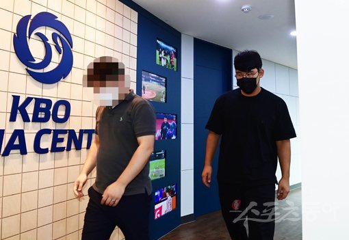 30일 서울 강남구 도곡동 야구회관에서 롯데 자이언츠 지성준과 SK 와이번스 퓨처스팀 관련 KBO 상벌위원회가 열렸다. 롯데 지성준이 상범위원회에 참석하고 있다. 주현희 기자 teth1147@donga.com