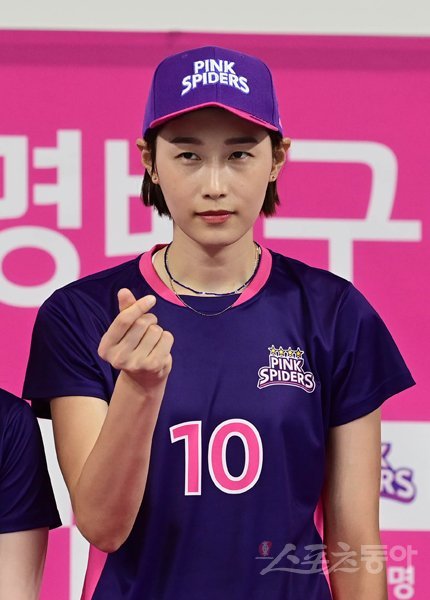 11년 만에 흥국생명 유니폼을 다시 입은 김연경이 29일 경기도 용인 흥국생명연수원에서 열린 미디어데이 행사에서 포즈를 취하고 
있다. 김연경은 시종 위트 넘치는 답변으로 분위기를 주도했다. 용인｜주현희 기자 teth1147@donga.com