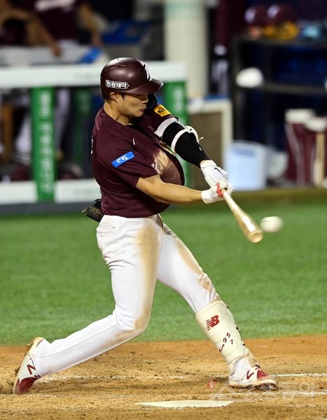 30일 서울 잠실야구장에서 ‘2020 신한은행 SOL KBO리그’ 두산 베어스와 키움 히어로즈의 경기가 열렸다. 9회초 2사 2루 키움 김하성이 1타점 좌전 안타를 날리고 있다. 잠실｜주현희 기자 teth1147@donga.com