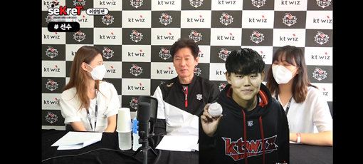 구단 유튜브 채널에 출연한 이강철 감독(가운데). 사진캡처｜KT 위즈