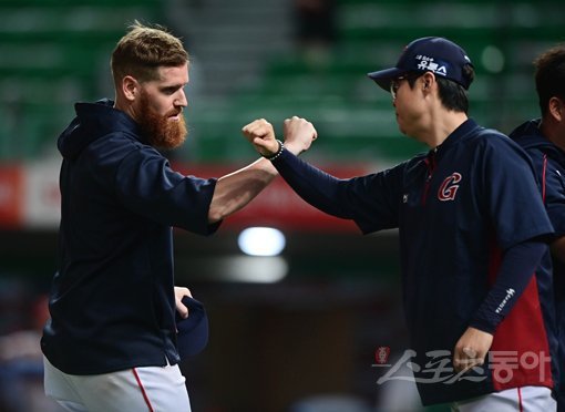 6일 인천 SK행복드림구장에서 ‘2020 신한은행 SOL KBO리그’ SK 와이번스와 롯데 자이언츠의 경기가 열렸다. 롯데가 SK에 8-2로 승리를 거둔 뒤 스트레일리가 허문회 감독과 기쁨을 나누고 있다. 인천｜주현희 기자 teth1147@donga.com