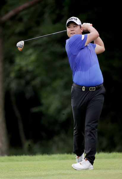 함정우가 7일 경남 양산 에이원CC 남·서코스(파70)에서 열린 ‘제63회 KPGA 선수권대회 with A-ONE CC’ 2라운드 18번 홀에서 드라이버 티샷을 한 뒤 자신의 공을 쫓고 있다. 사진제공｜KPGA