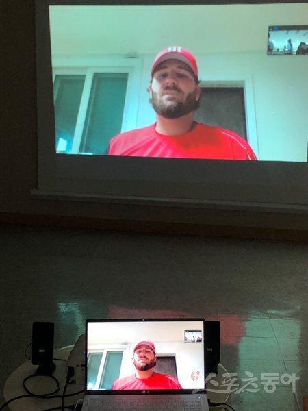 SK 새 외국인타자 타일러 화이트가 9일 인천SK행복드림구장에서 화상 인터뷰를 하고 있다. 인천｜강산 기자 posterboy@donga.com