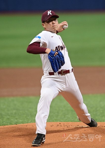 4일 서울 고척스카이돔에서 ‘2020 신한은행 SOL KBO리그’ 키움 히어로즈와 kt 위즈의 경기가 열렸다. 1회초 키움 이승호가 마운드에 올라 역투하고 있다. 고척｜주현희 기자 teth1147@donga.com