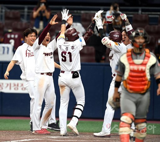 12일 서울 고척스카이돔에서 ‘2020 신한은행 SOL KBO 리그‘ 한화 이글스와 키움 히어로즈의 경기가 열렸다. 연장 10회말 1사 키움 이정후가 끝내기 홈런을 날리그 그라운드를 돌아 홈인해 팀 동료득과 기뻐하고 있다. 고척｜김종원 기자 won@donga.com