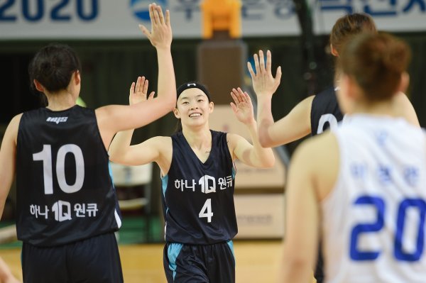 하나원큐의 강계리(가운데)가 21일 청주체육관에서 벌어진 ‘2020 우리은행 박신자컵 서머리그’ 결승에서 팀 동료들과 함께 우승의 기쁨을 나누고 있다. 사진제공 | WKBL