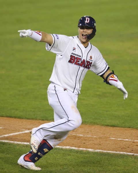 두산 최용제가 21일 잠실 롯데 자이언츠전 0-0으로 맞선 9회말 2사 만루서 우전 끝내기 안타를 때려낸 뒤 덕아웃의 동료들에게 세리머니 중이다. 아마추어를 포함해도 생애 첫 끝내기 안타를 친 최용제는 ＂나도 모르게 나온 액션＂이라며 멋쩍게 웃었다.
사진제공 | 두산 베어스