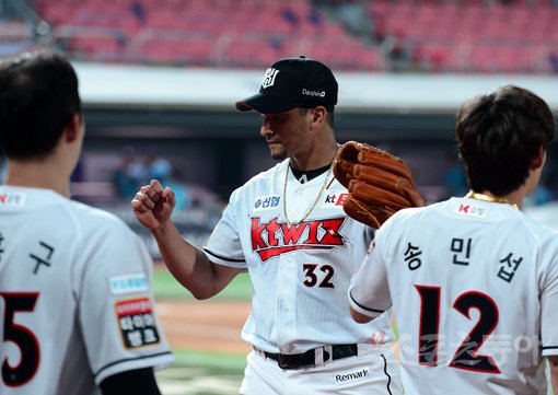 24일 수원 kt위즈파크에서 ‘2020 신한은행 SOL KBO리그‘ kt 위즈와 NC 다이노스의 경기가 열렸다. kt 선발 쿠에바스가 6회까지 NC 공격을 무실점으로 막은 뒤 이니 종료 후 동료들의 환영을 받고 있다. 수원｜김민성 기자 marineboy@donga.com