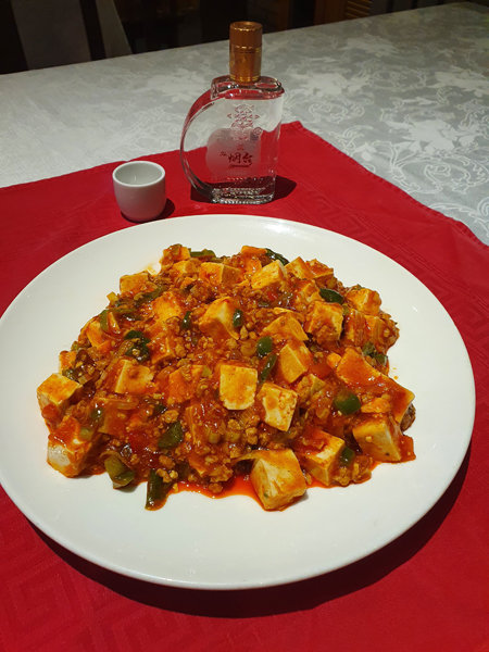 중국 쓰촨지방의 대표음식 중 하나인 마파두부. 실존인물인 진 마파가 처음 만들었다는 마파두부는 특유의 매콤한 양념, 돼지고기와 
두부가 어우러져 중국인뿐만 아니라 세계인의 입맛까지 사로잡았다. 고슬고슬한 밥과 함께 먹어도 맛있다. 사진제공｜콴쒸이